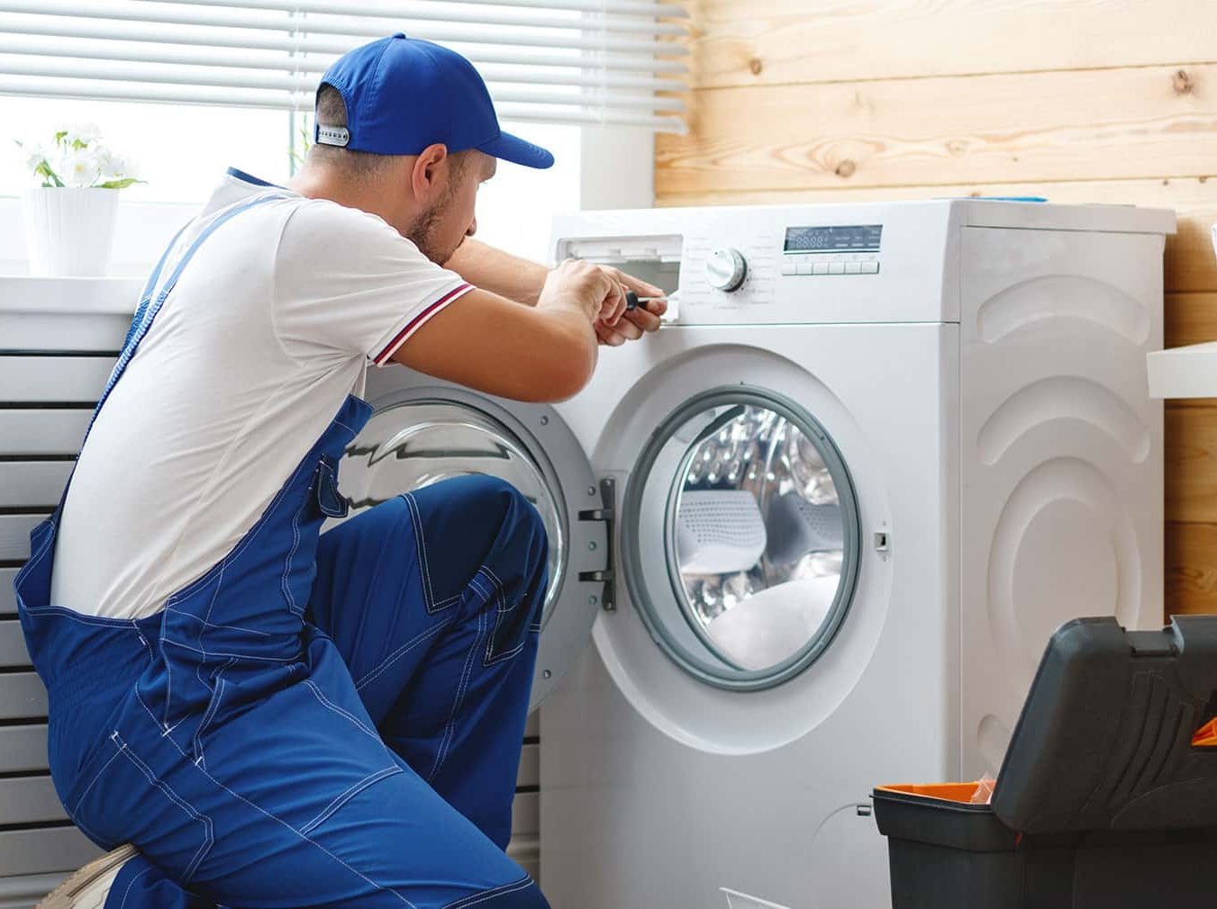 Técnico reparando electrodoméstico Candy en Hontanares de Eresma